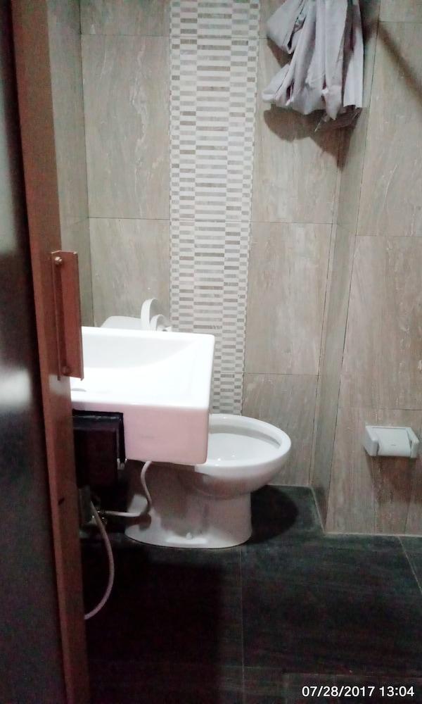 Hotel Ogh Doni Γιογκιακάρτα Εξωτερικό φωτογραφία